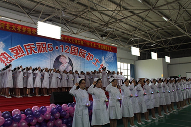 2016年8858cc永利官网护理学院5.12国际护士节“绚青春”颁奖授帽仪式