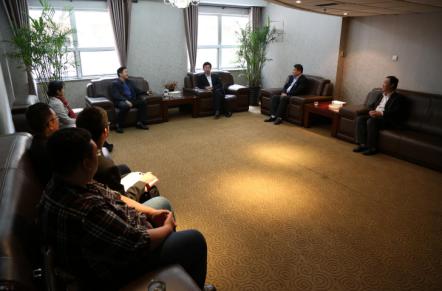 图为永利官网党委书记郭健、党委常委杨立海、新闻传播学院院长韩立新与文化部领导座谈