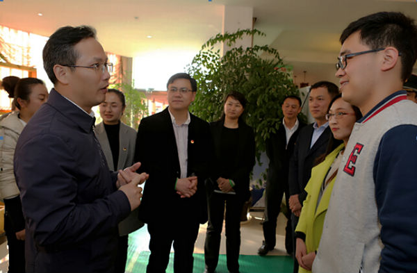 团中央书记处书记徐晓与永利官网研究生支教团成员亲切交谈