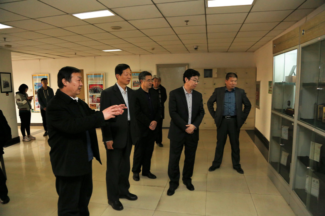 图为参观永利官网新闻传播学院获奖成果