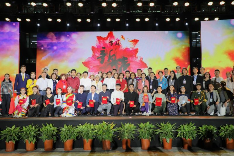 图为全体合影