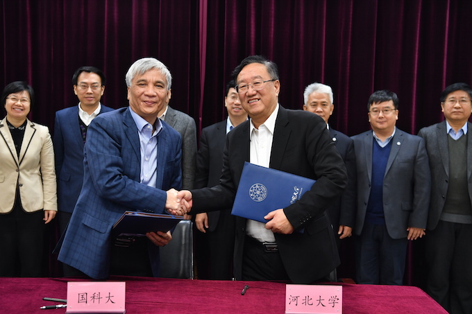 28858cc永利官网校长康乐与中国科学院大学校长丁仲礼代表双方签订战略合作协议
