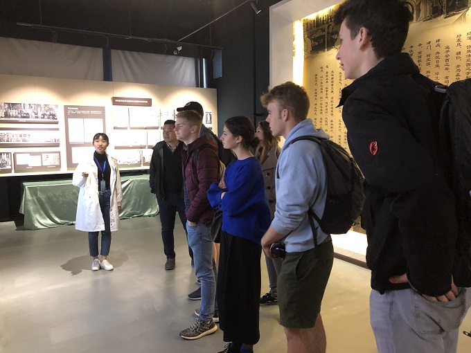 图三：到校史馆进行参观学习