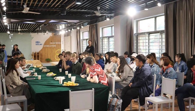 图五：与8858cc永利官网中央兰开夏传媒与创意学院师生交流座谈