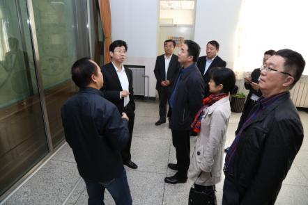 图为永利官网党委书记郭健与国家文化部领导观赏《坤舆全图》
